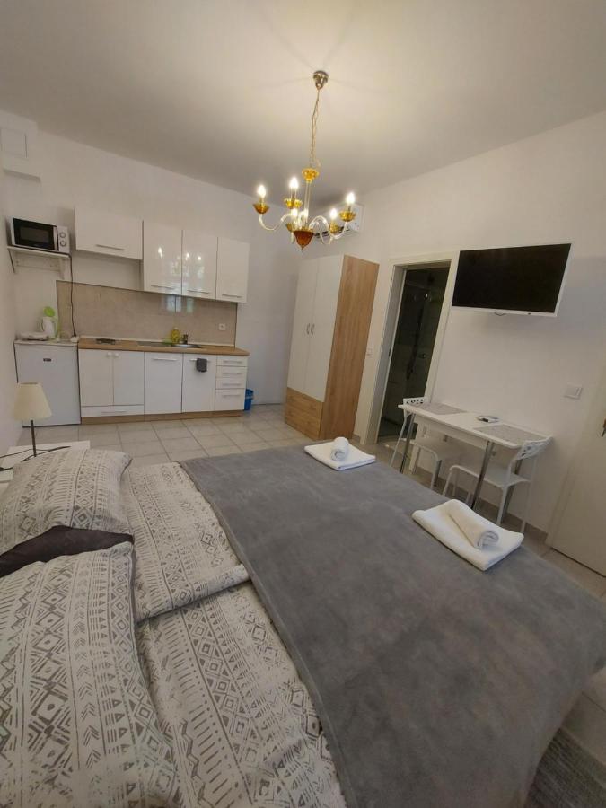 Studio Apartments Ana & Mia 비스 외부 사진