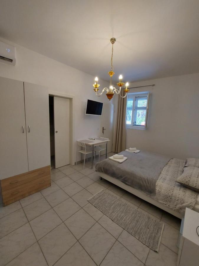 Studio Apartments Ana & Mia 비스 외부 사진